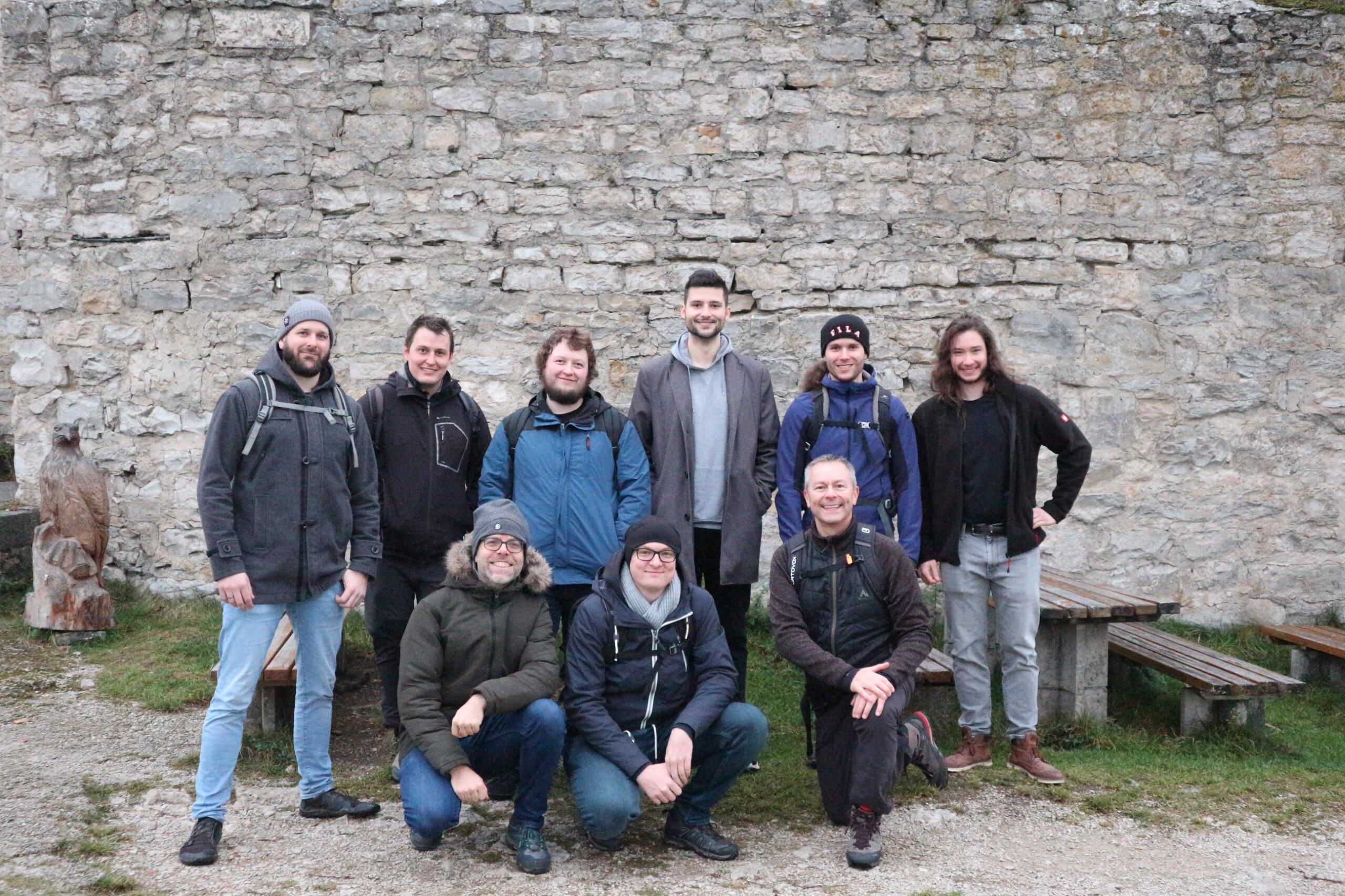 Alle Mitarbeiter von uxitra auf der Burg Hohen-Neuffen beim Wandern.